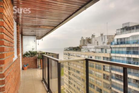 El Edificio Se Ubica A Pocos Meros De La Rambla Del Kibon