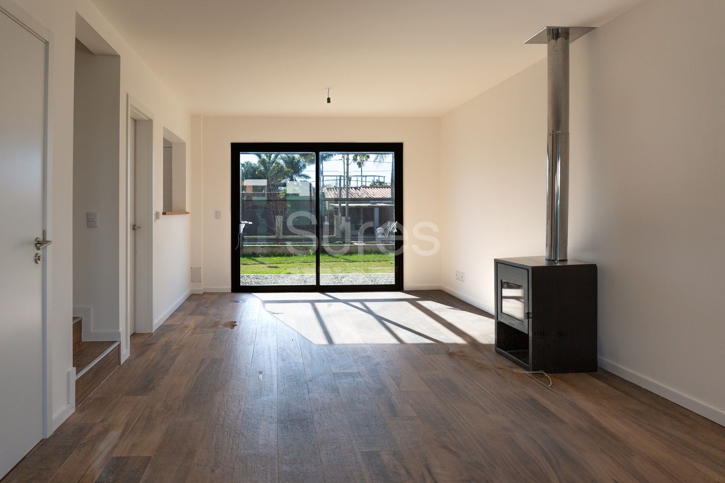 Alquiler casa a estrenar de 3 dormitorios y escritorio en Carrasco Este - Housing Andiko