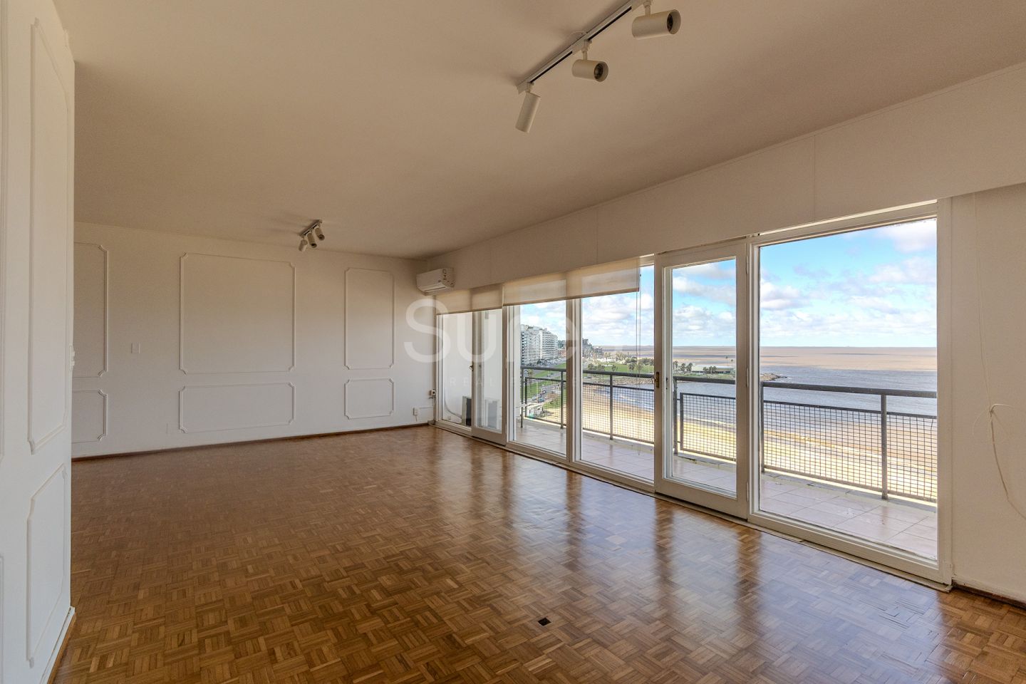 Alquiler de apartamento de 3 dormitorios con vistas hacia el mar en Pocitos, Montevideo