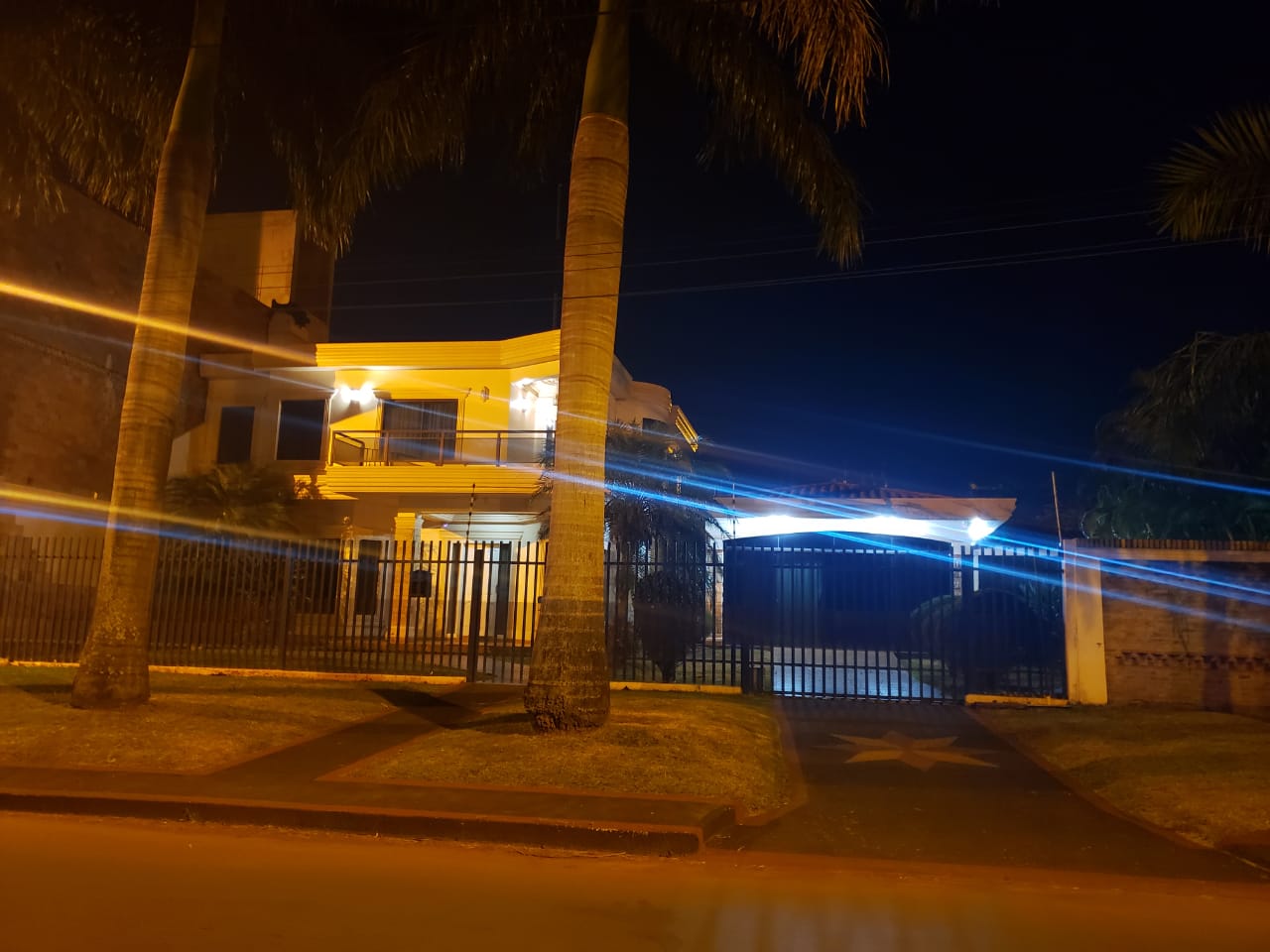 VENDO IMPORTANTE RESIDENCIA EN CIUDAD DEL ESTE. 1200M2 — foto 2