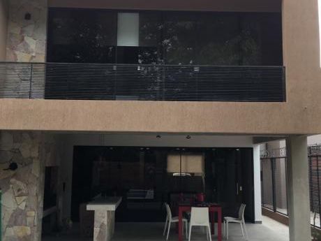 Duplex En Lambare Sobre Av.del Yacht Con Salida Al Campo De Golf