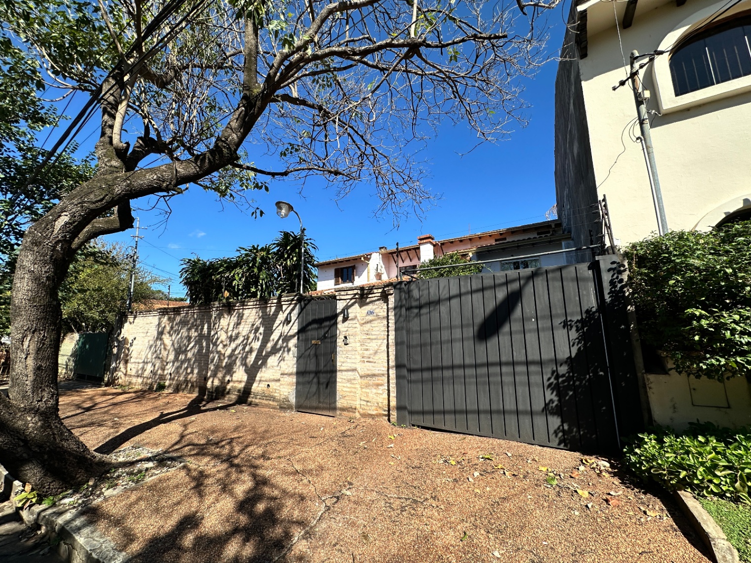 Casa en alquiler c/ cochera en Mburicaó