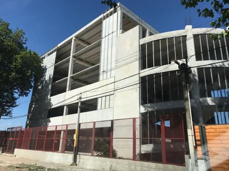 Gran Local Comercial O Para Depósito Sobre Avenida