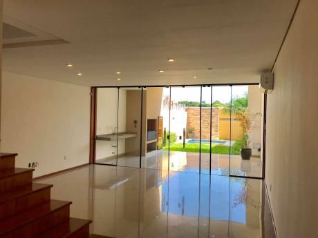 Alquilo Hermoso Triplex Amplio. Barrio Mburucuyá, Zona Curda, Nuevo Casa Rica