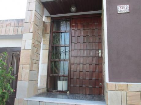 Excelente Vivienda Sobre Calle Principal. Gran Fondo!!!