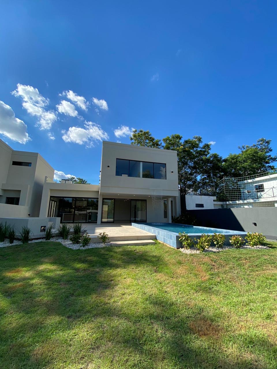 SAN BERNARDINO ZONA LOS ALPES EN VENTA HERMOSA CASA PAREADA DE 4 DORMITORIOS — foto 3