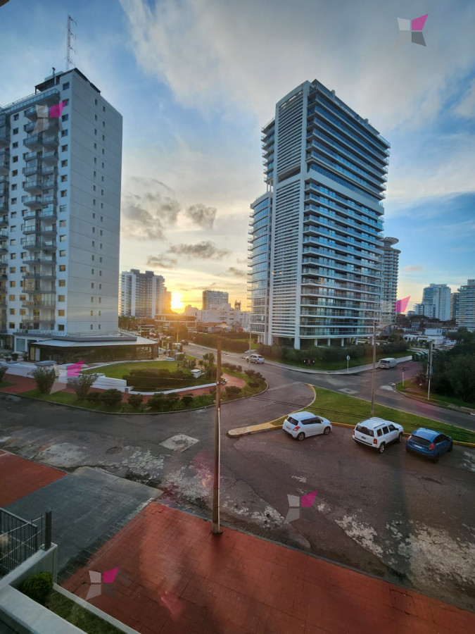 Departamento de 1 dormitorio en venta en complejo frente al mar.