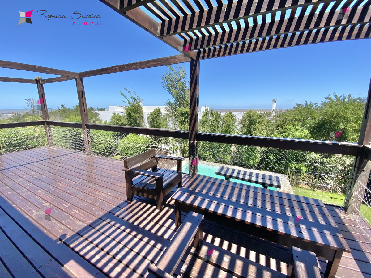 VENTA CASA 4 DORMITORIOS + DEPENDENCIA EN MANANTIALES