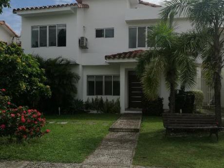 Hermosa Casa En Alquiler En Condominio La Hacienda