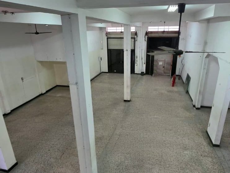 VENDO EDIFICIO EN BARRIO LOS LAURELES DE 2 PISOS CON SALON COMERCIAL — foto 3