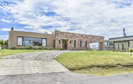 Casa De 2 Dormitorios En Altos De La Tahona