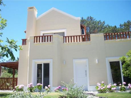 Preciosa Casa, 4 Dormitorios, 400 Mts. De La Playa