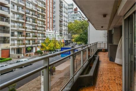 A Una De La Rambla, 3 Dorm + Servicio Y Garage