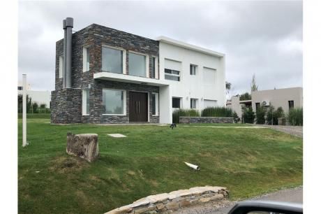 A Estrenar, Amplia Y Luminosa Casa En Altos.