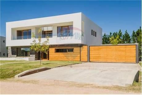 Espectacular Casa En Barrio Carmel Con Renta !!!!!