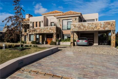 Casa Sublime En Un Entorno Encantador