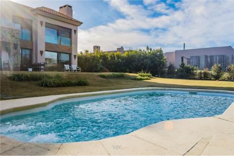 Venta Casa Espectacular En Barrio Carmel