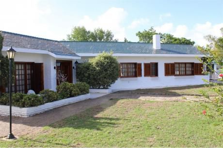 Casa Con Piscina En Parque De Solymar