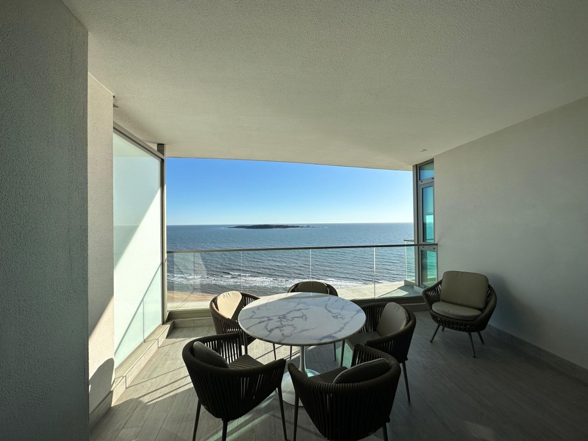 Apartamento 3 dormitorios en alquiler en Fendi · Foto 2
