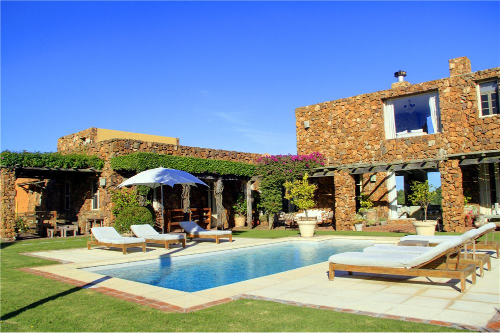 Casa en Manantiales alquiler 8 suites piscina