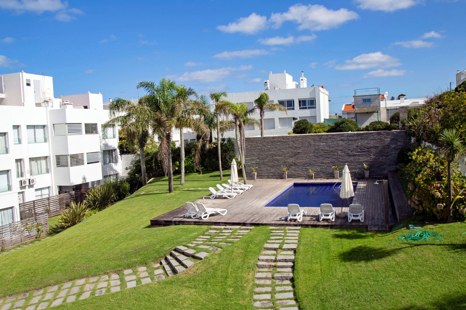 Alquiler, Montoya, 2 suites , mucama y piscina.