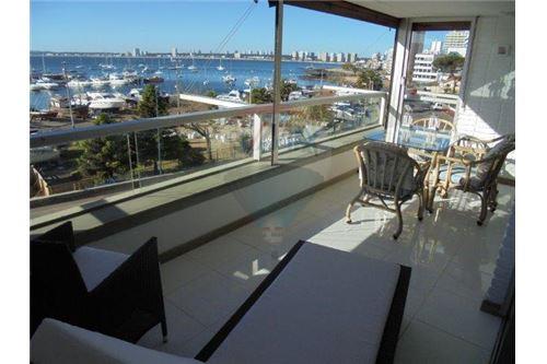 Frente al puerto, 3 suites y terraza. · Foto 1