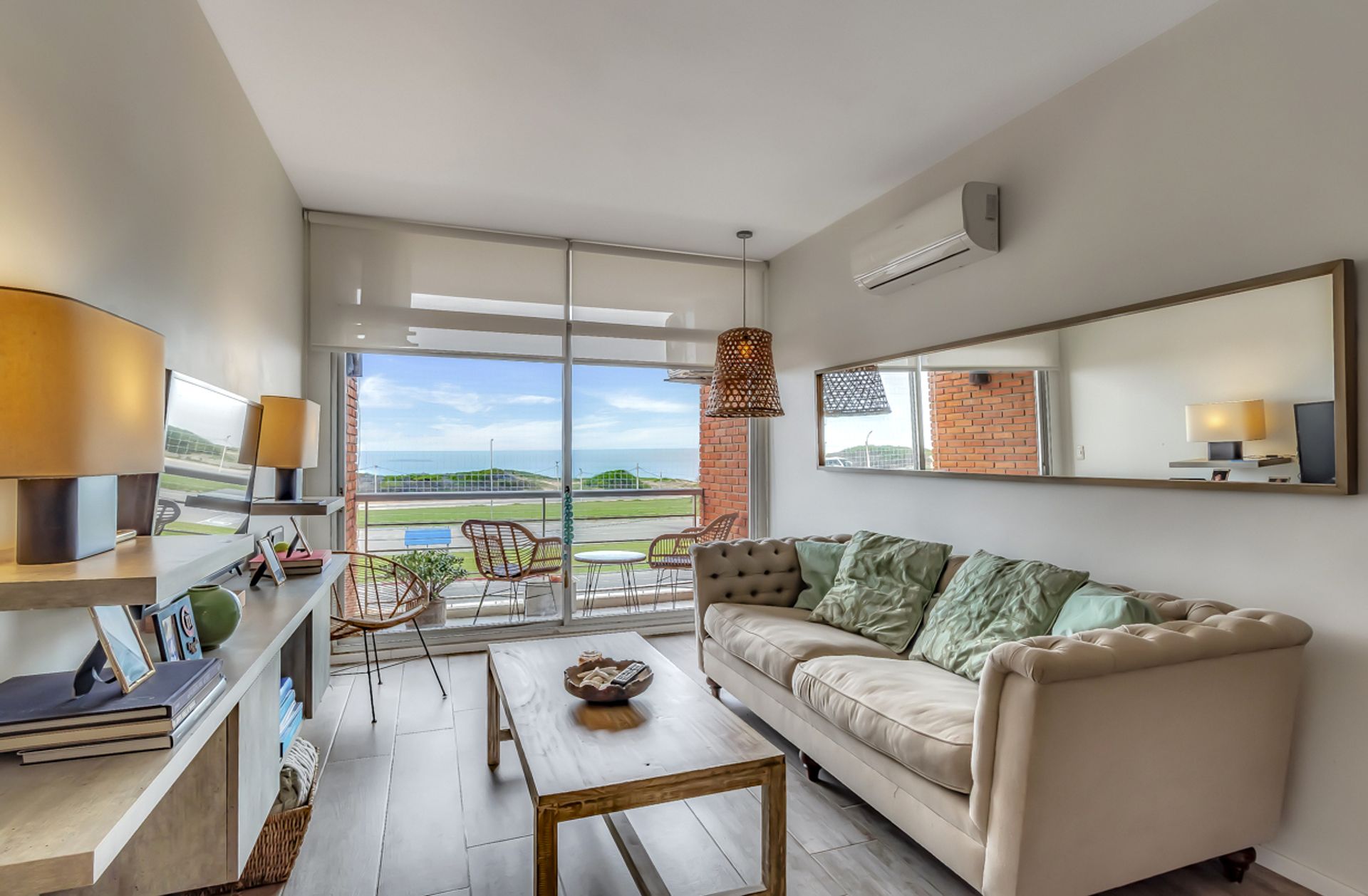 Venta Apartamento de 2 Dormitorios Frente al Mar!