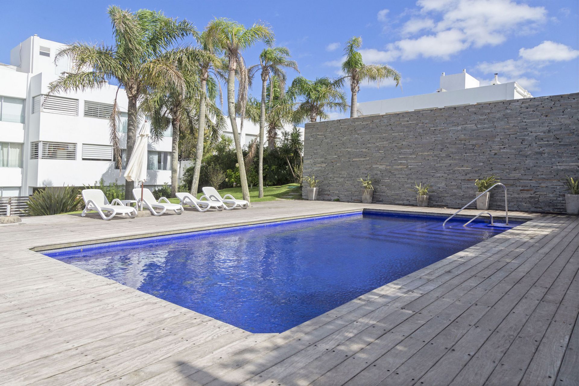 Montoya 3 suites, piscina, mucama y parrilla.