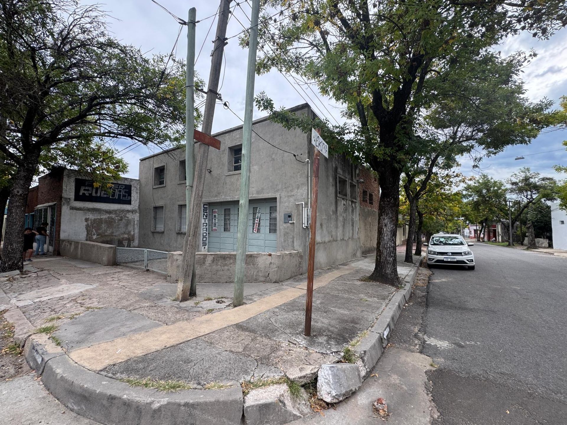 ALQUILER de LOCAL en esquina con potencial · Foto 1