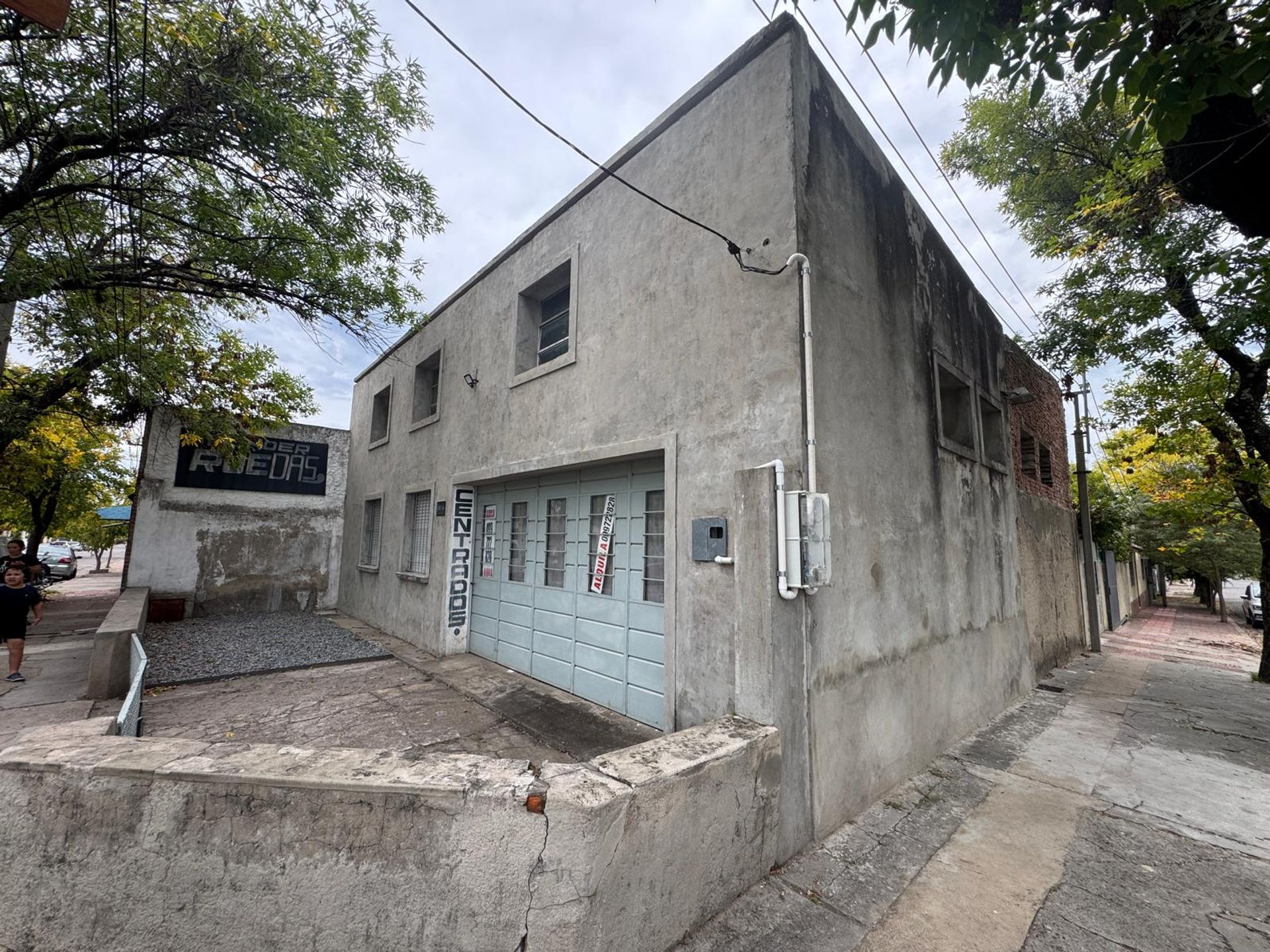 ALQUILER de LOCAL en esquina con potencial · Foto 2