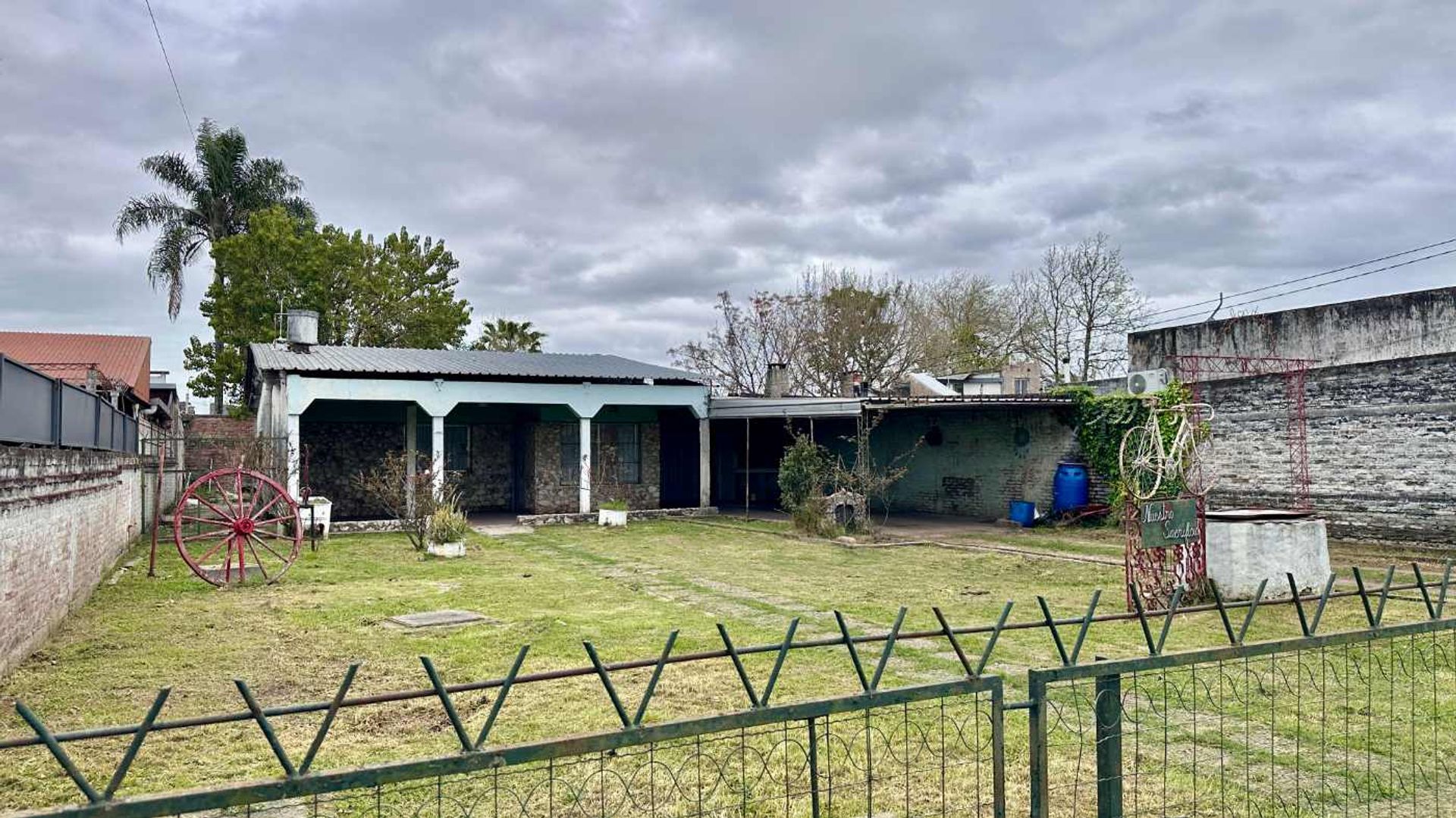VENTA CASA COSTANERA CON JARDÍN - foto 1