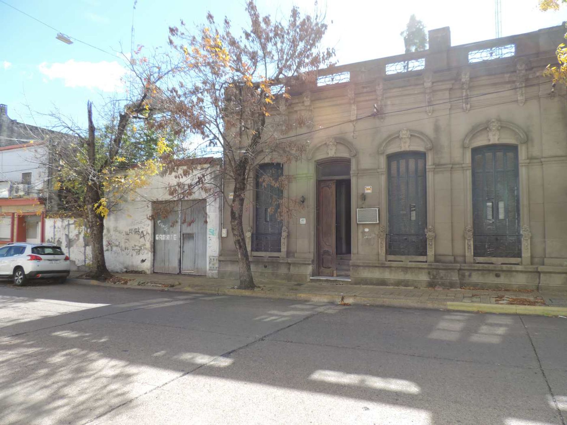 Casa céntrica gran terreno, ideal para desarrollo - foto 2