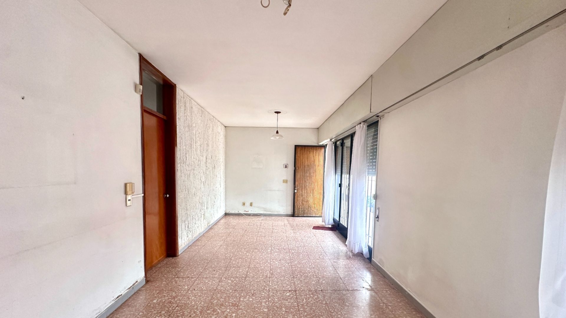 Casa de 3 dormitorios con garaje, patio y fondo. - foto 4