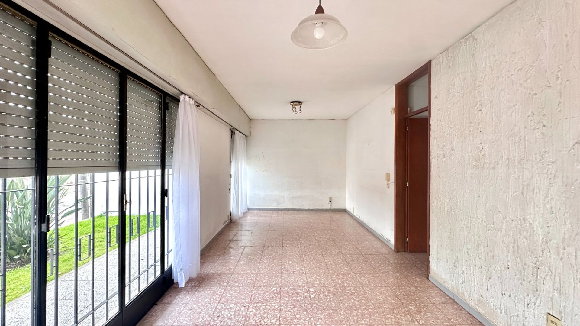 Casa de 3 dormitorios con garaje, patio y fondo. - foto 3