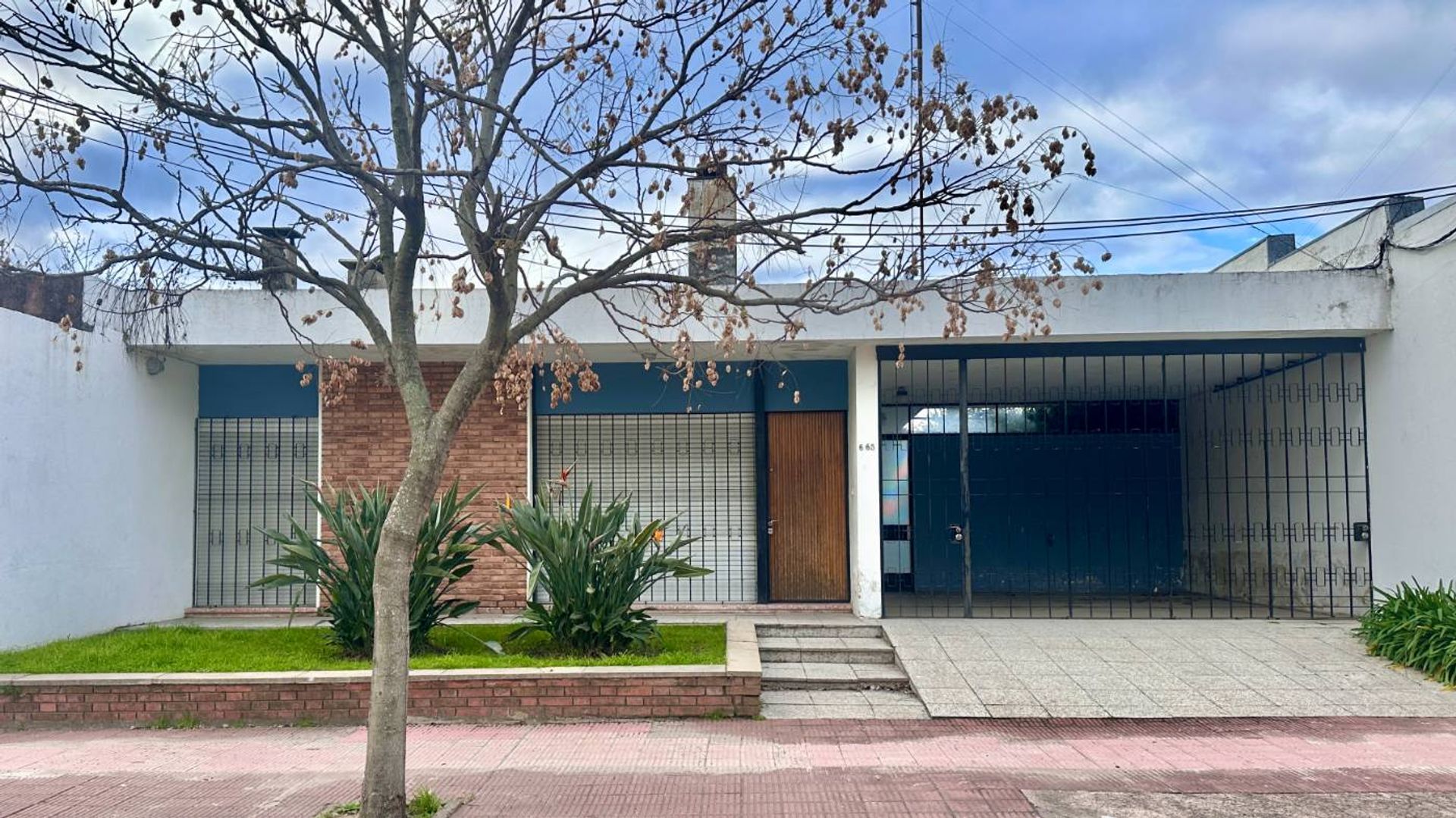 Casa de 3 dormitorios con garaje, patio y fondo. - foto 1