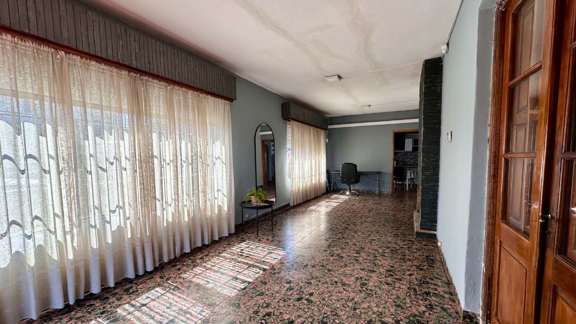 Casa con patio, parrillero y gran potencial - foto 4