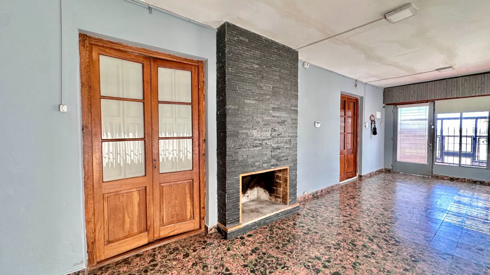 Casa con patio, parrillero y gran potencial - foto 3