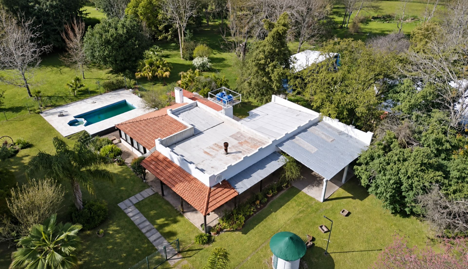 Gran chacra con dos casas y piscina climatizada - foto 1