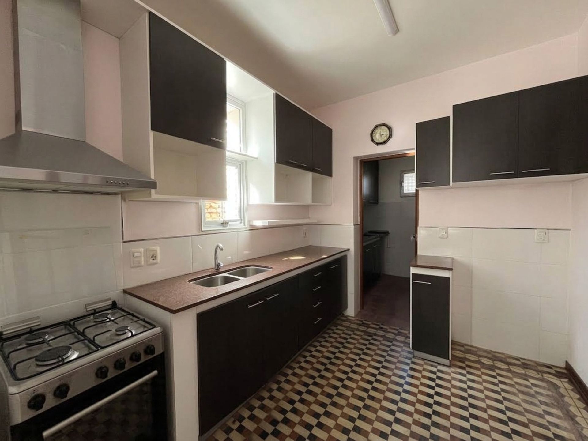 Casa 8 ambientes en alquiler en Colonia con garaje · Foto 3