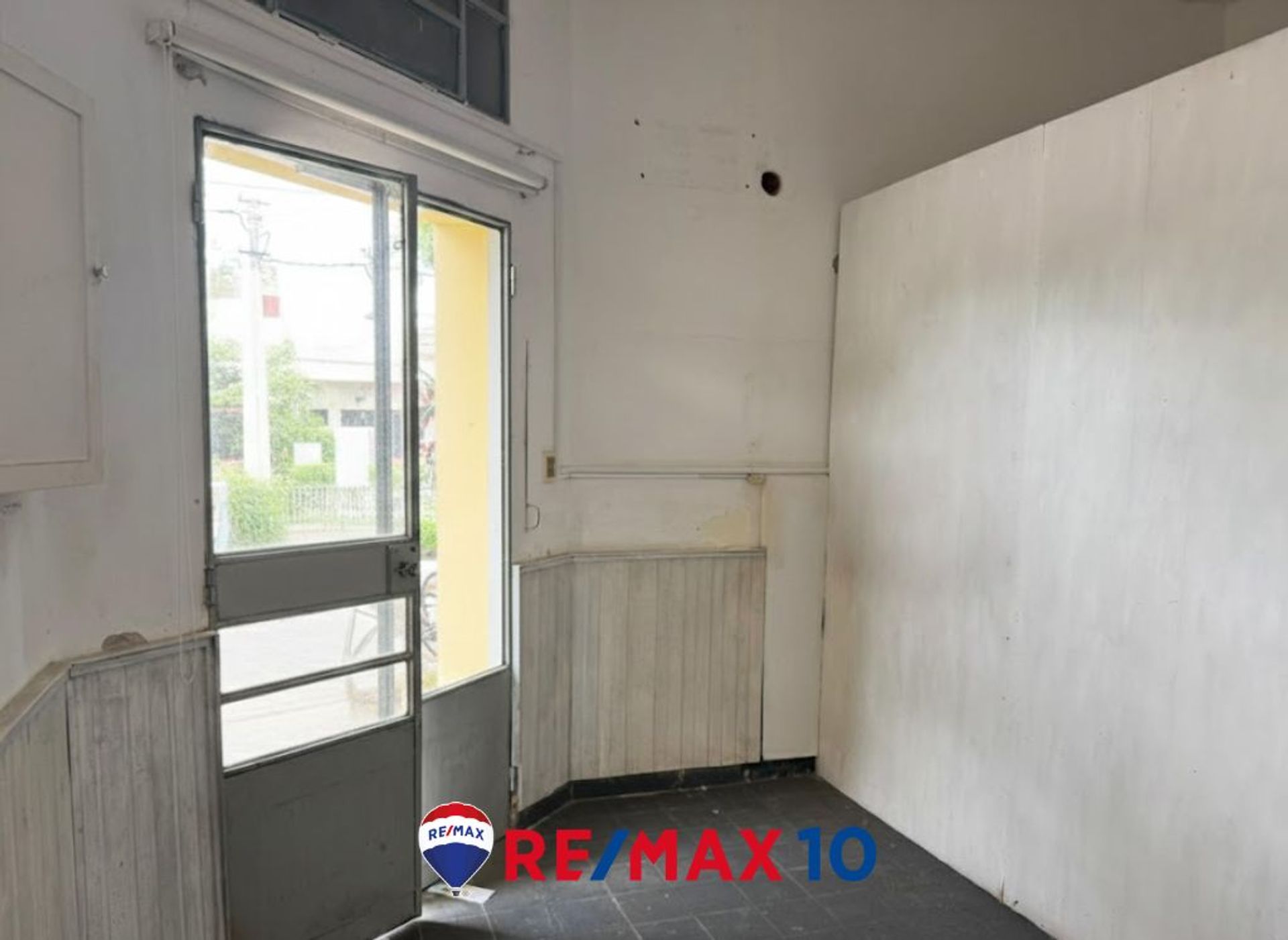 LOCAL COMERCIAL CON EXCELENTE UBIACION - foto 3