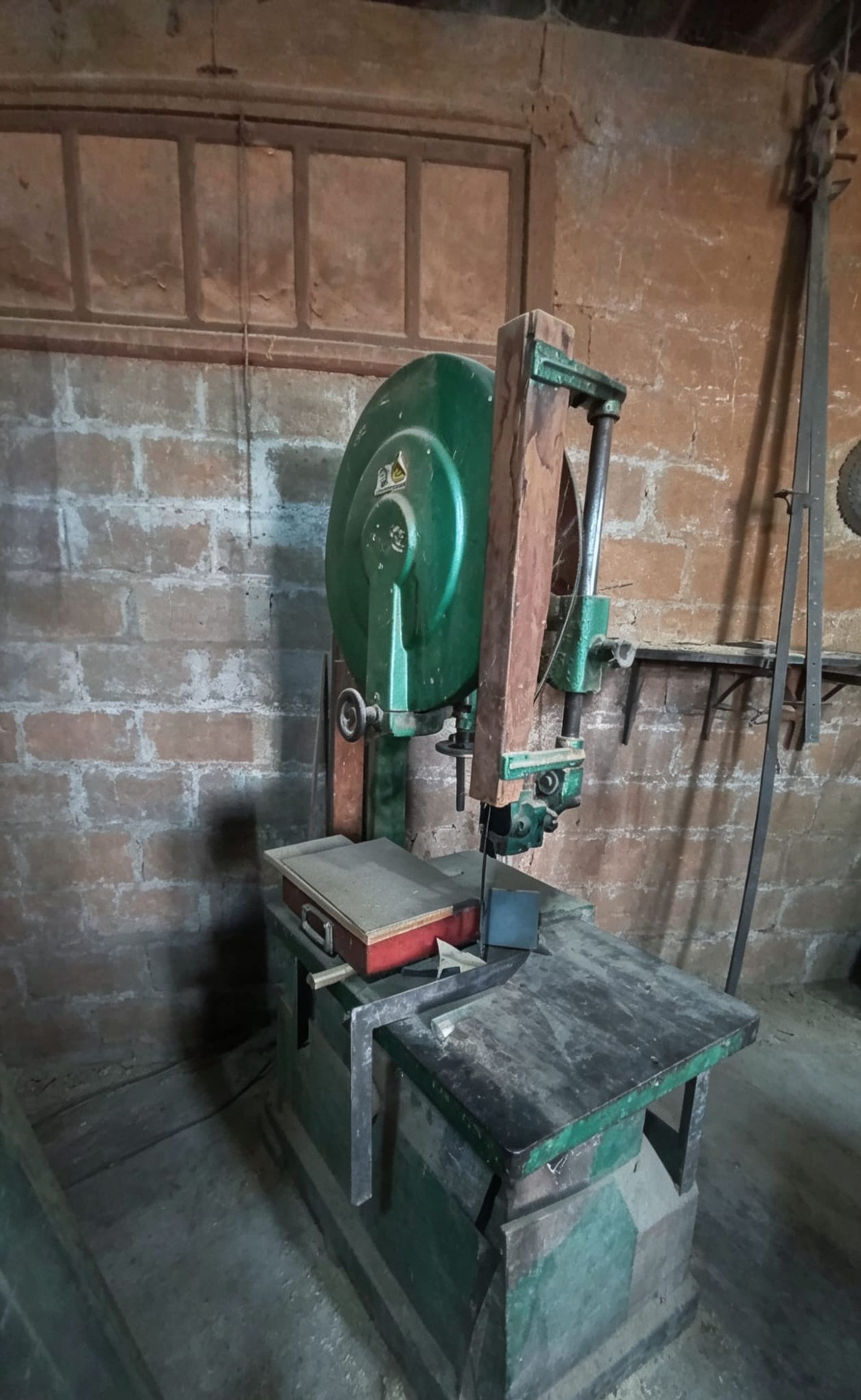 SE ALQUILA TALLER DE CARPINTERIA CON HERRAMIENTAS