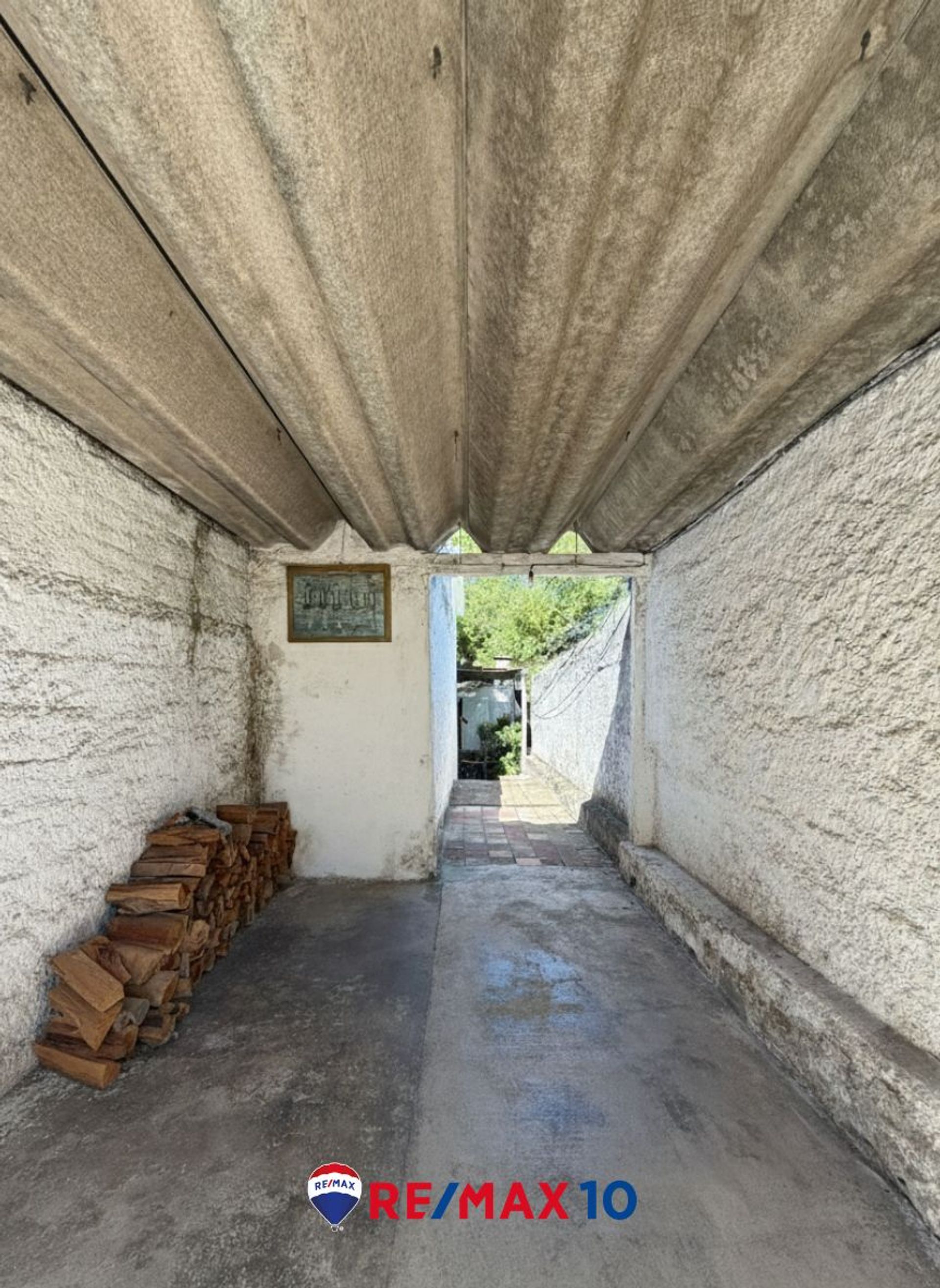 Se vende casa de 2 dormitorios con amplio terreno. - foto 2
