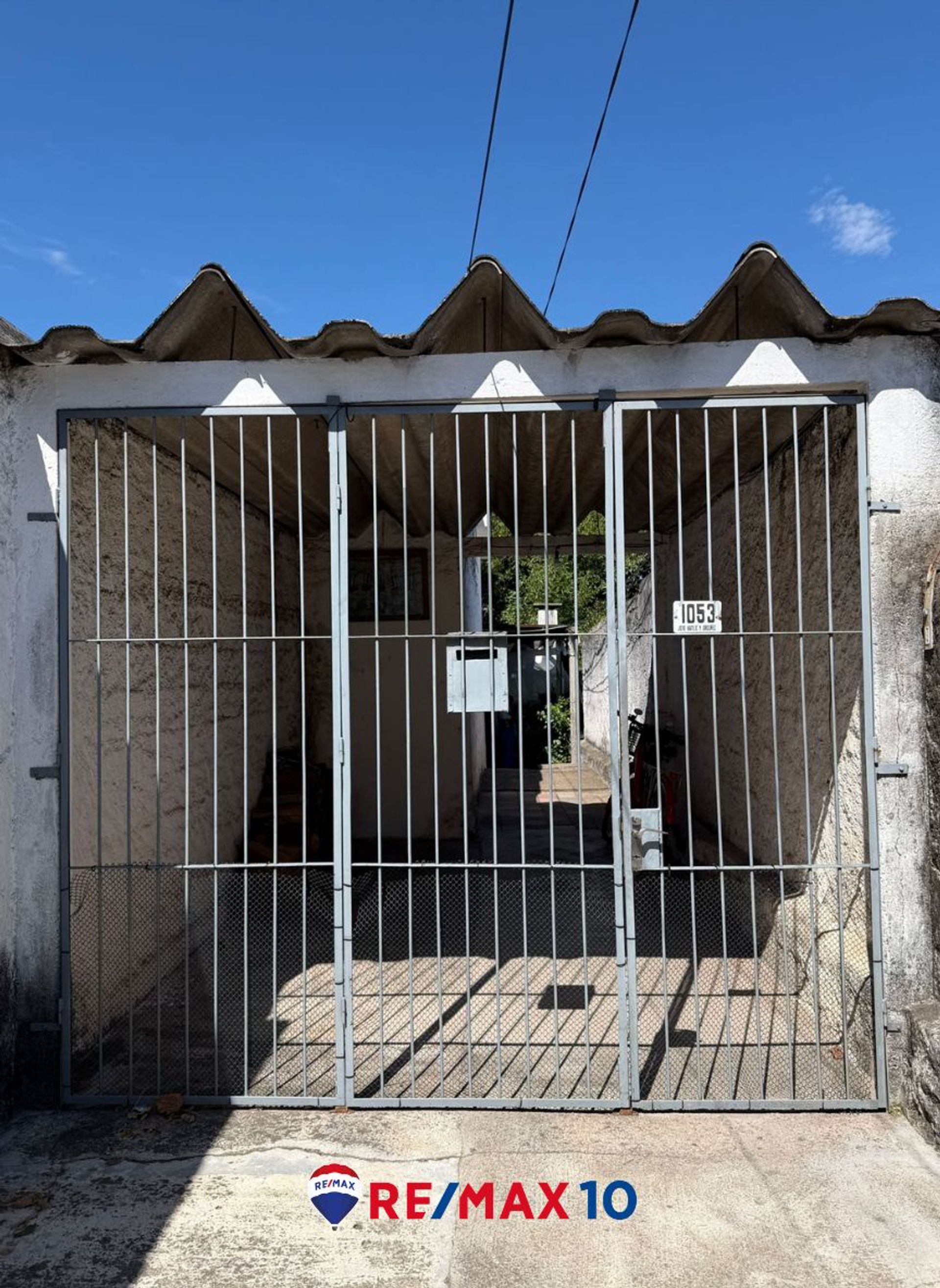 Se vende casa de 2 dormitorios con amplio terreno. - foto 1