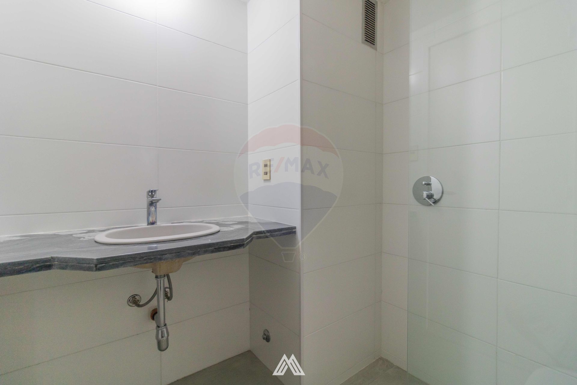 Alquiler 2 dormitorios y servicio, cochera, balcón · Foto 8