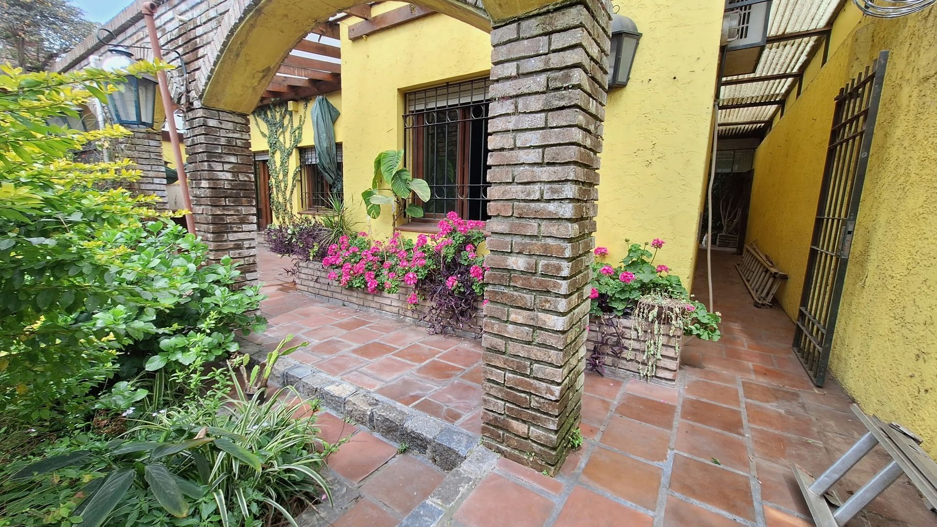 Terreno de 593 mts. 90 mts. edificados Av. Italia · Foto 4