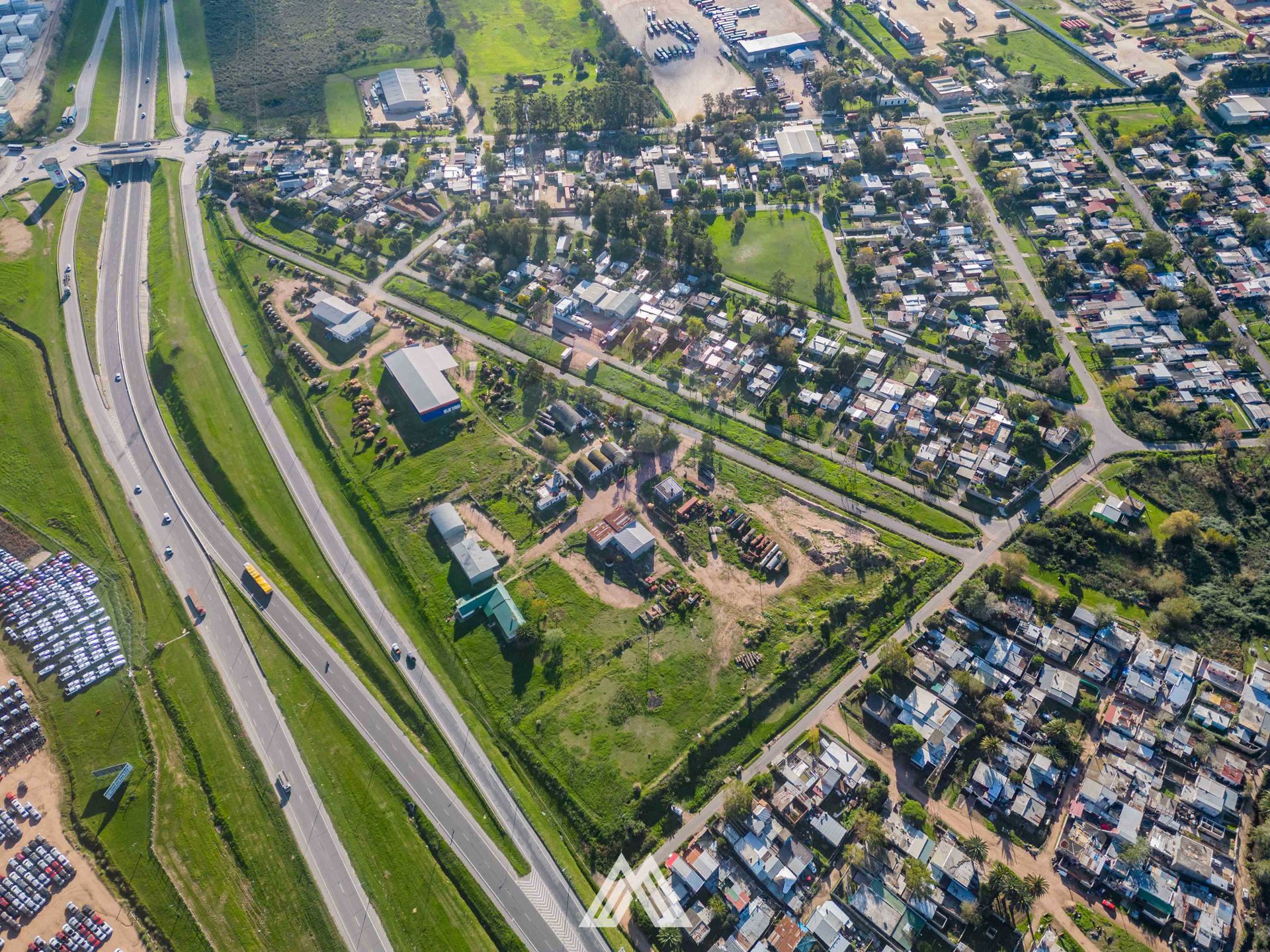 ALQUILER DE GRAN PREDIO CON DEPÓSITOS SOBRE RUTA 1 · Foto 1