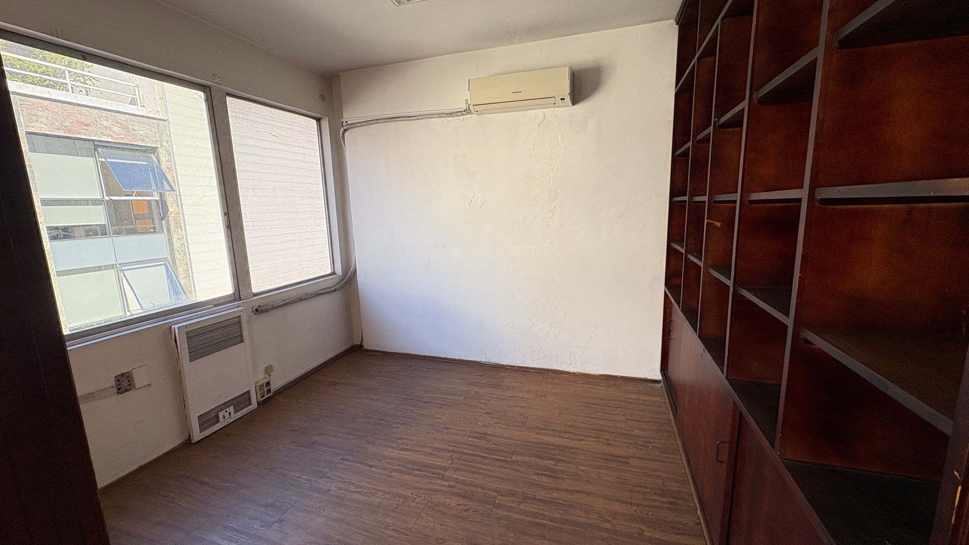 ALQUILO OFICINA CIUDAD VIEJA CON GARAGE · Foto 6