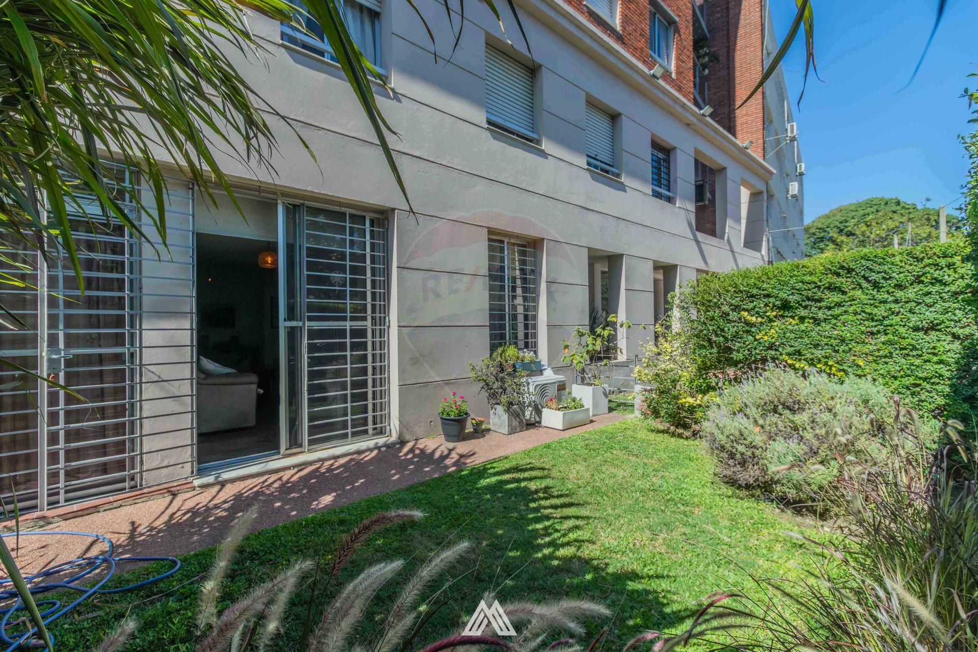 Venta dúplex 2D. con jardín propio y cochera