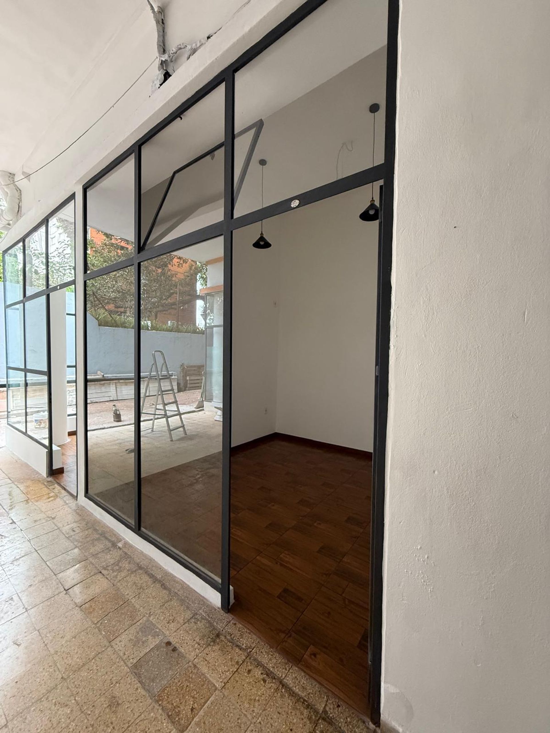 Se alquila local comercial en galeria Pocitos · Foto 2