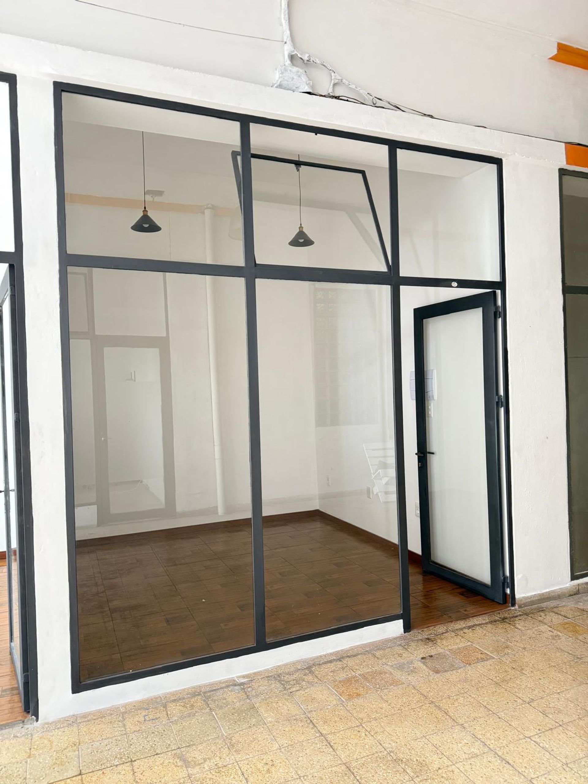 Se alquila local comercial en galeria Pocitos · Foto 1